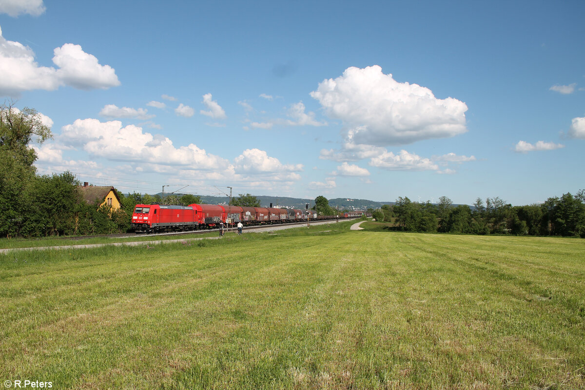 185 228-4 zieht ein gemischten Güterzug bei Pölling nach Nürnberg. 14.05.24