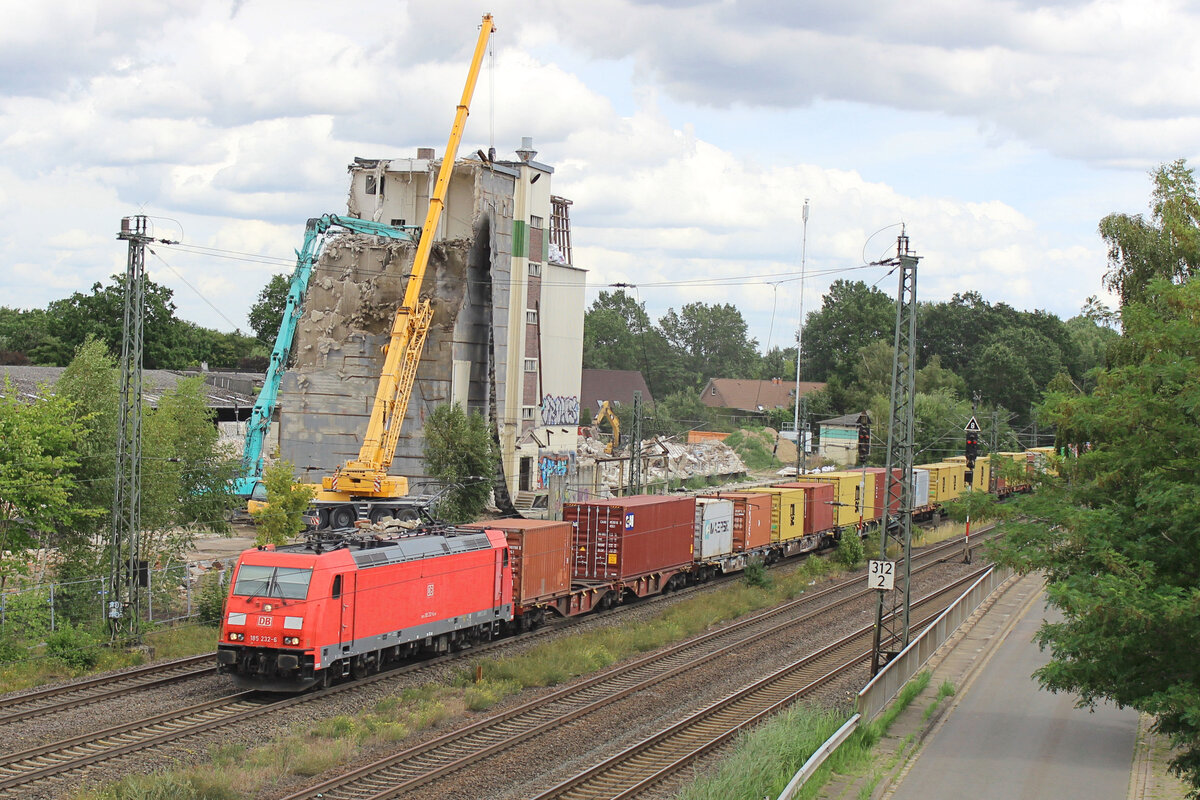 185 232-6 passiert am 06.08.2026 den in Abriss befindlichen Getreidesilo in Tostedt.