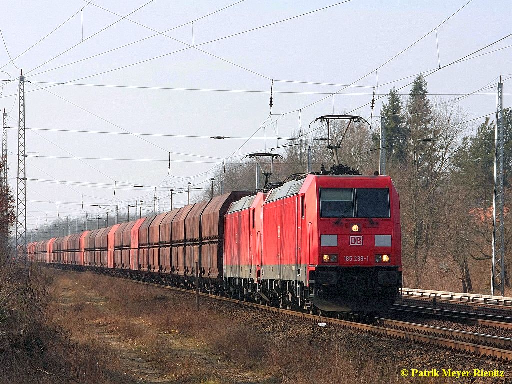 185 239 + 185 2xx mit Kohleganzzug in Berlin-Friedrichshagen auf dem Weg nach Osten am 20.02.2015