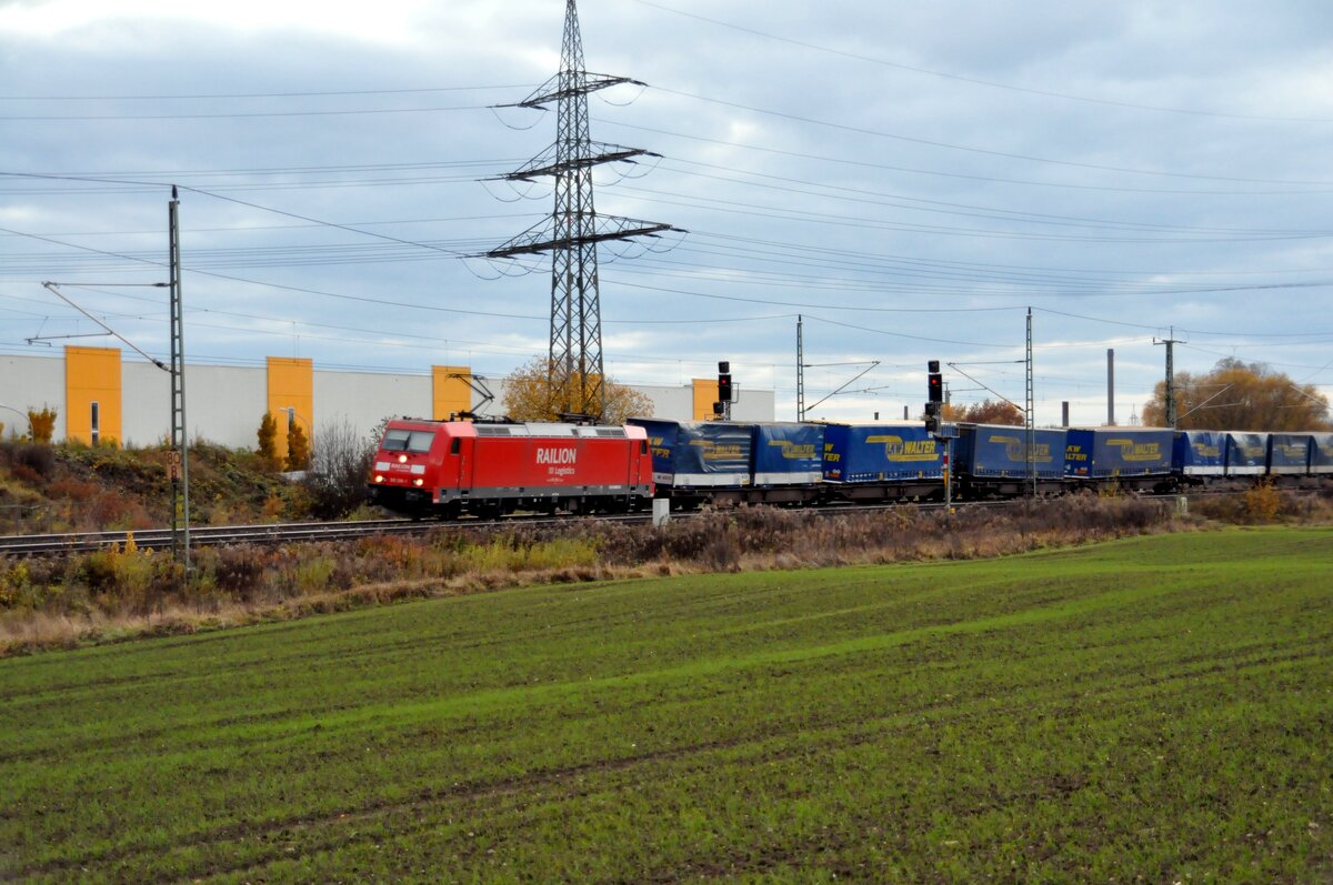 185 256-3 von Railion mit Sattelauflieger und Taschenwagen, beladen mit Sattelauflieger und Pritschen der Spedition Walter bei Neu-Ulm Pfuhl am 03.11.2009.