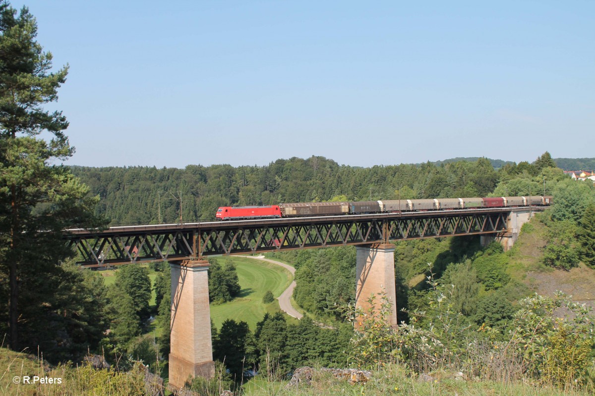 185 258-1 mit einem gemischten Güterzug bei Beratzhausen. 25.07.14