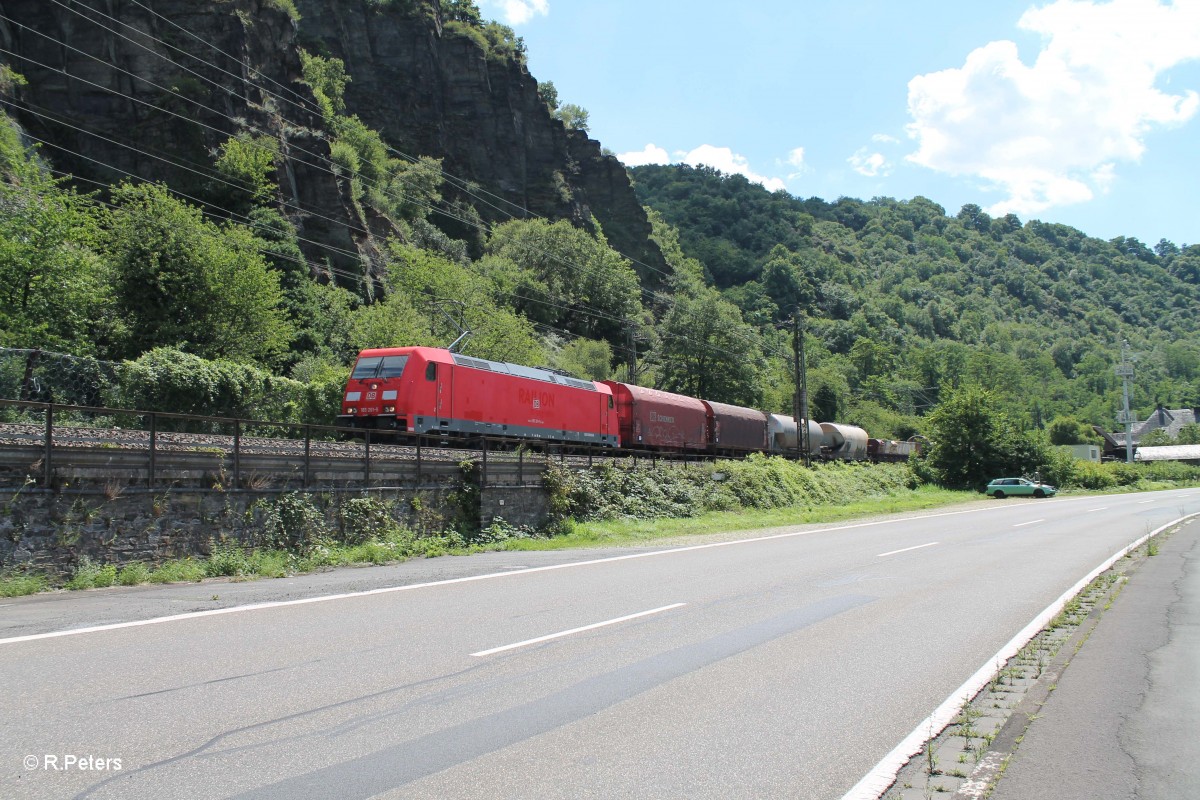 185 261-5 mit einem gemischten Güterzug kurz vor der Loreley. 15.07.14