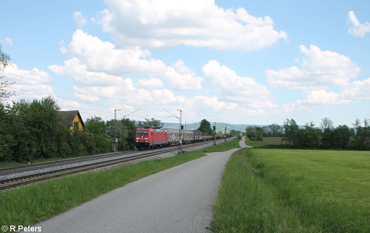 185 261-5 zieht mit einem gemischten Güterzug bei Pölling nach Nürnberg. 14.05.24