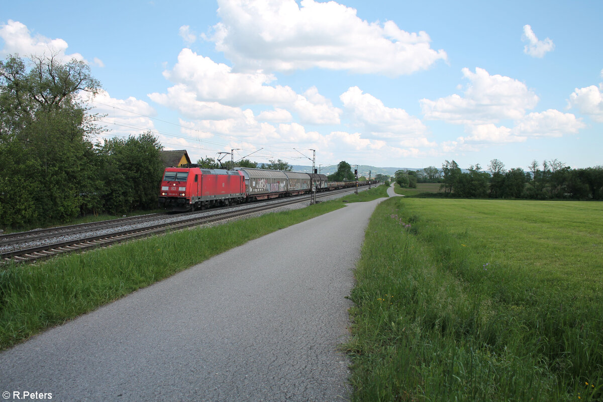 185 261-5 zieht mit einem gemischten Güterzug bei Pölling nach Nürnberg. 14.05.24