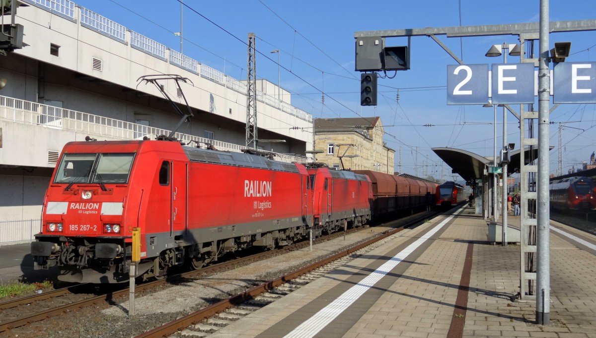 185-267 legt mit einer Schwesterlok und einem Güterzug einen Zwischenstopp in Bamberg ein.
Aufgenommen im April 2014.
