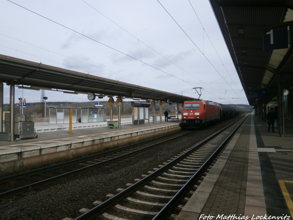 185 268-0 mit einem G�terzug beim durchfahren des Bahnhof Naumburg (Saale) am 24.2.15