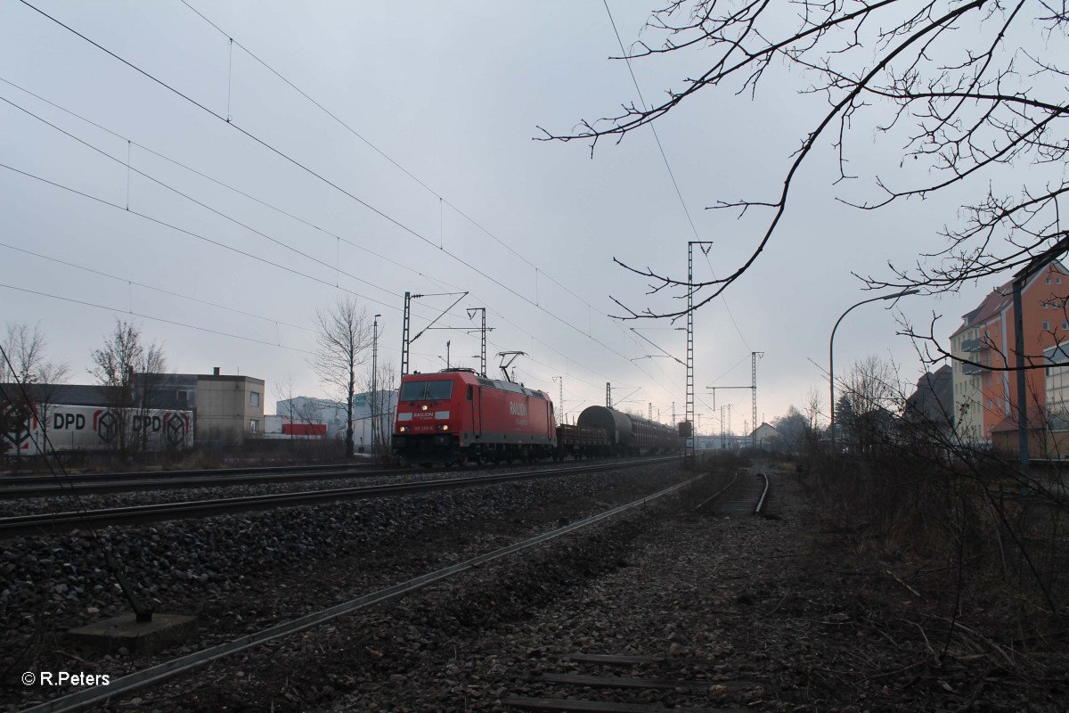 185 269-8 mit einemkurzen Güterzug in Obertraubling. 20.02.14