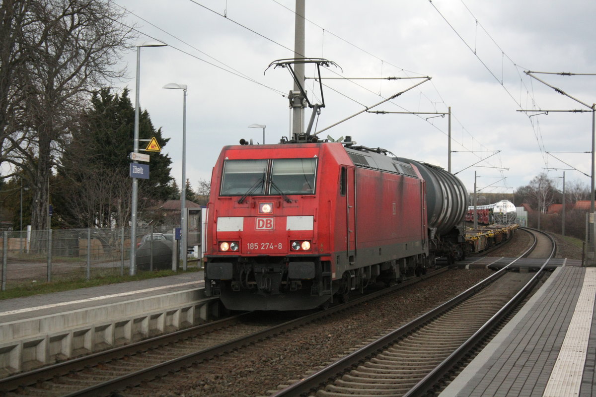 185 274 mit einem G�terzug bei der Durchfahrt im Bahnhof Z�beritz am 19.3.21