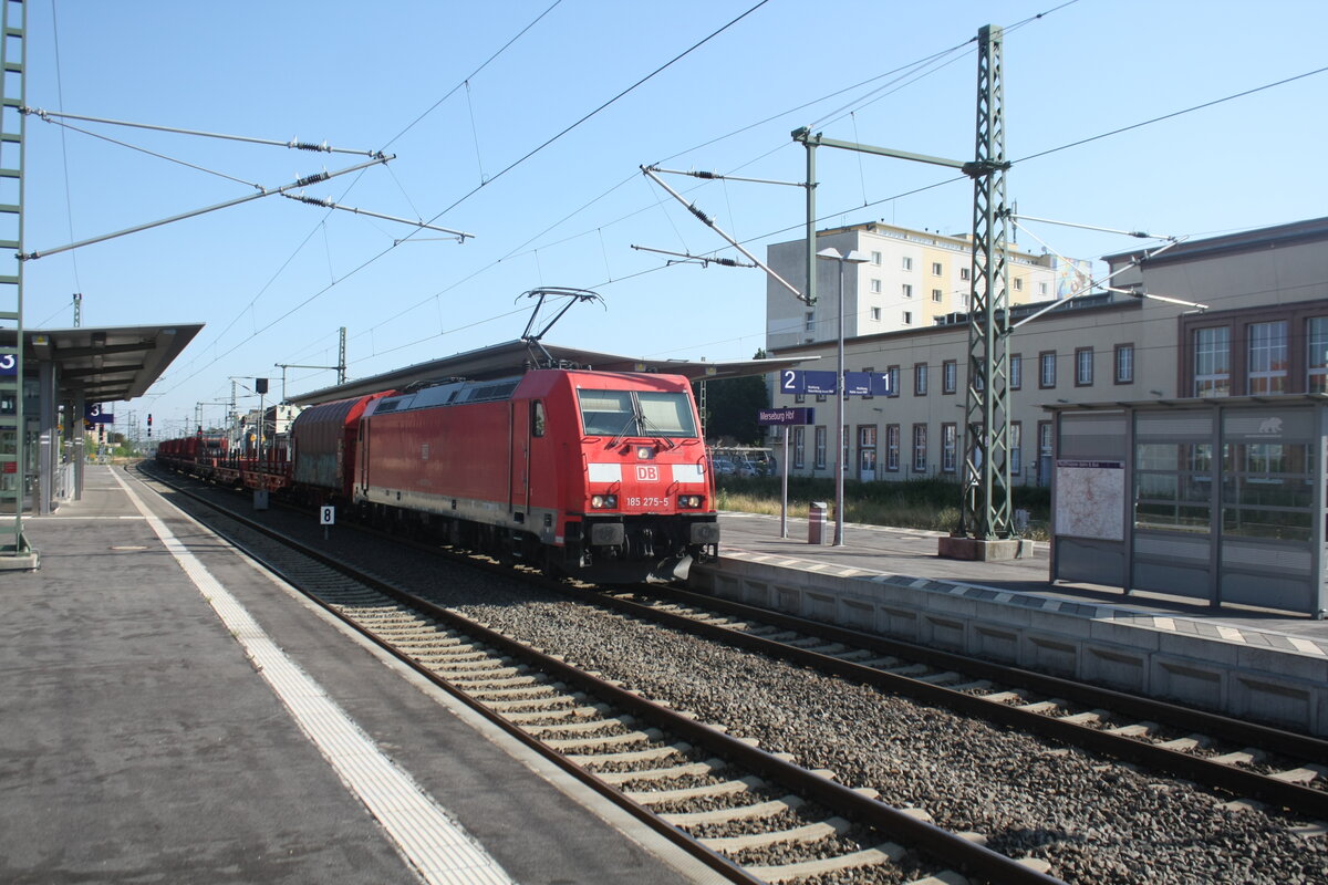185 275 mit einen G�terzug bei der Durchfahrt im Bahnhof Merseburg Hbf am 14.8.21