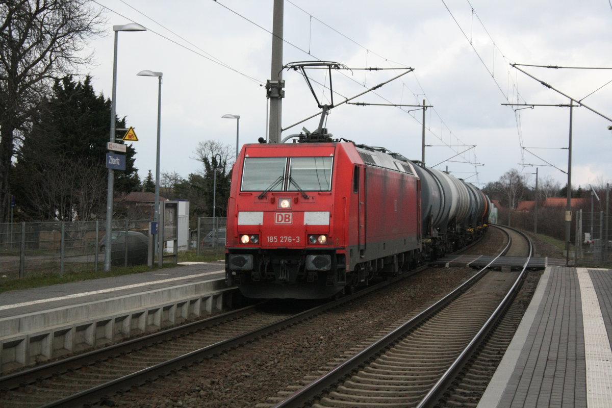 185 276 mit einem G�terzug bei der Durchfahrt im Bahnhof Z�beritz am 19.3.21