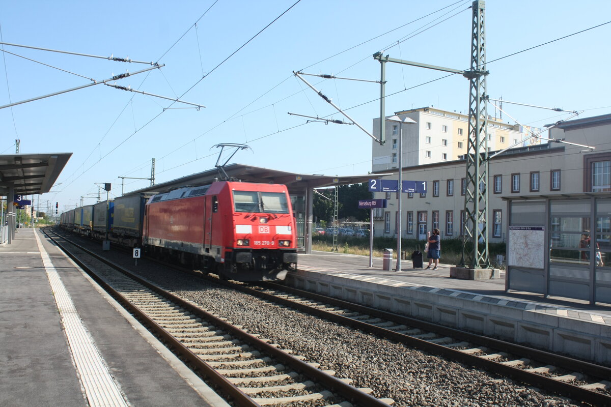 185 278 mit einen G�terzug bei der Durchfahrt im Bahnhof Merseburg Hbf am 14.8.21