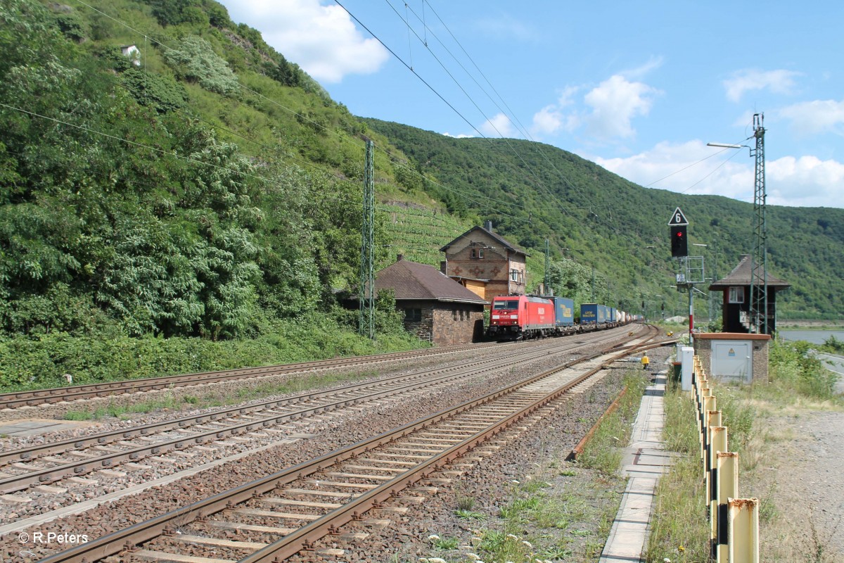 185 292-0 erreicht Kaub mit einem LKW-Walter Wechselpritschen. 15.07.14