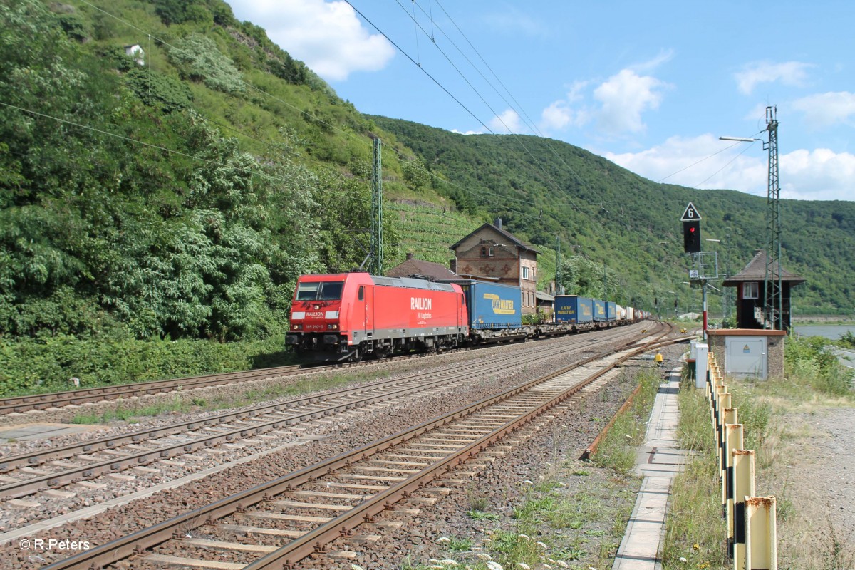 185 292-0 erreicht Kaub mit einem LKW-Walter Wechselpritschen. 15.07.14