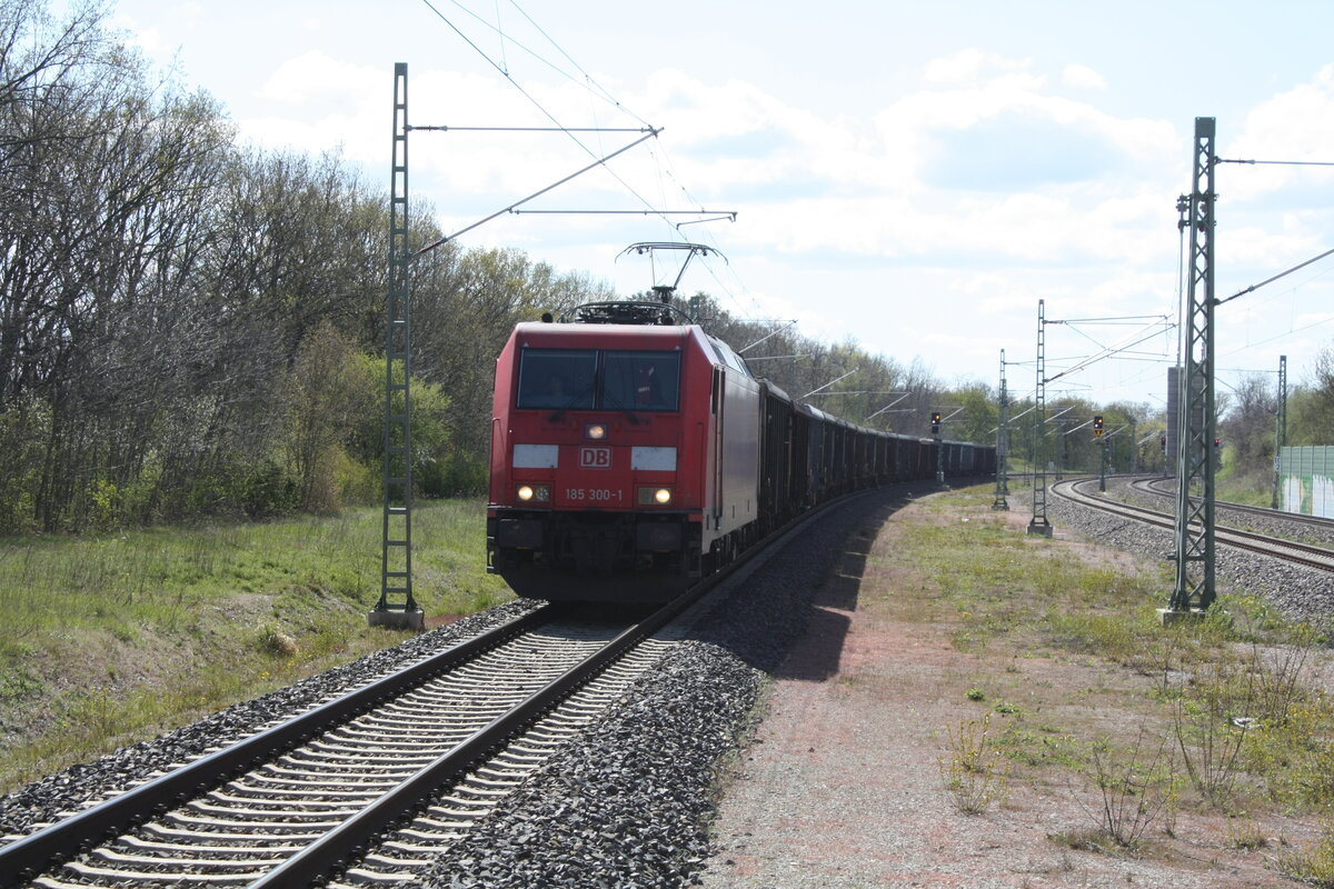 185 300 mit einem G�terzug bei der Durchfahrt im Bahnhof Schkopau am 26.4.21