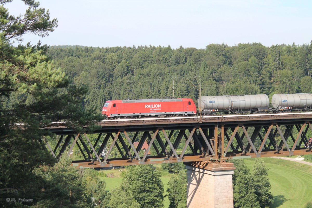 185 301-9 überquert das Viadukt bei Beratzhausen mit einem Kesselzug in Richtung Regensburg. 23.07.14