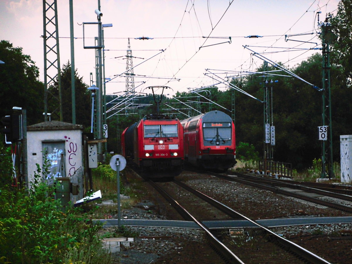 185 304 mit einem G�terzug kurz vor dem Bahnhof Dieburg am 7.8.18