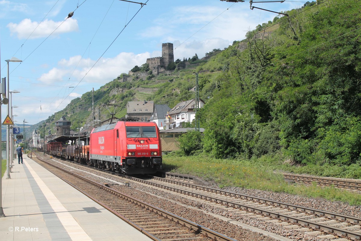 185 310-0 durchfährt Kaub mit einem gemischten Güterzug. 15.07.14