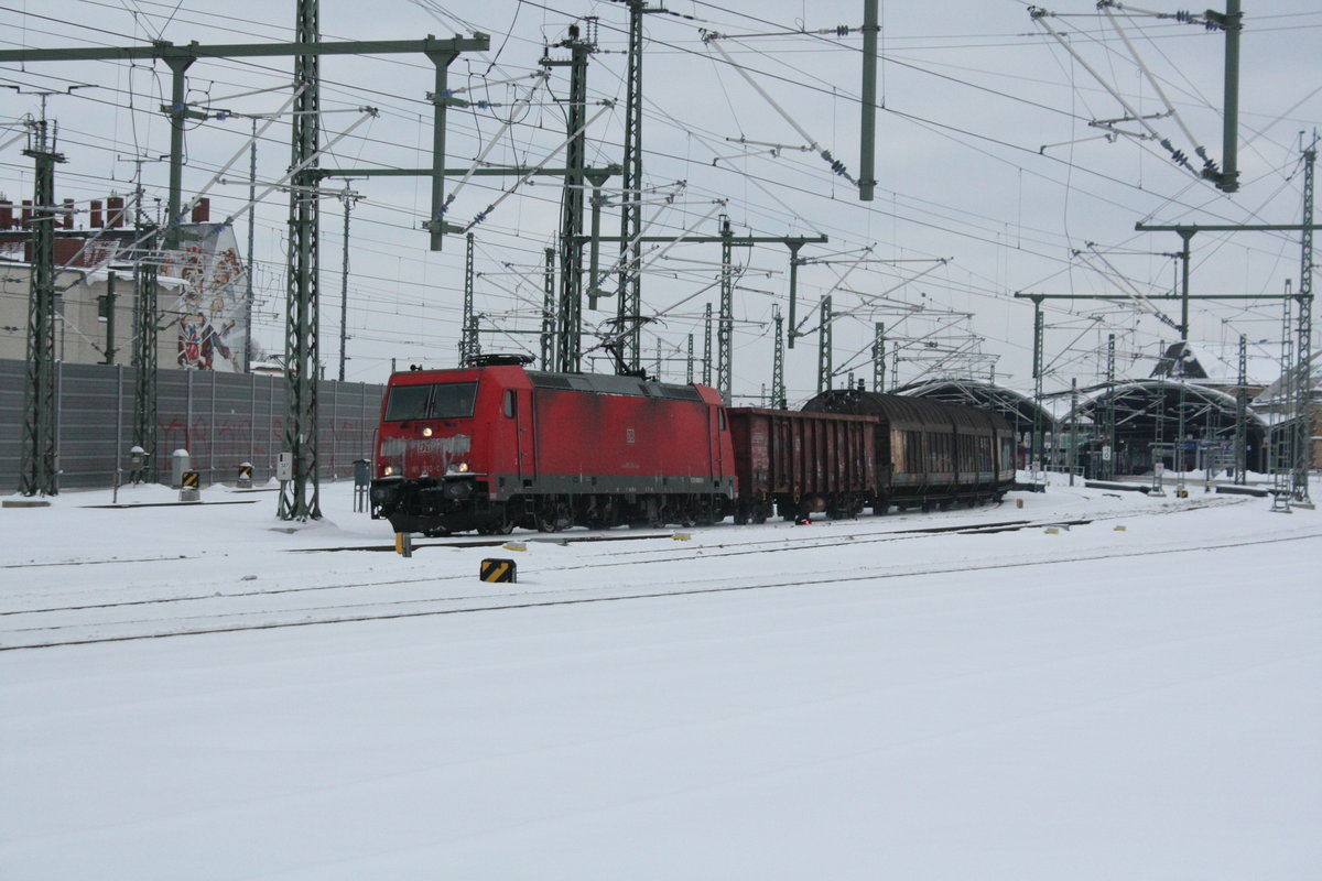 185 310 mit einem G�terzug bei der Einfahrt in den G�terbahnhof Halle/Saale am 10.2.21