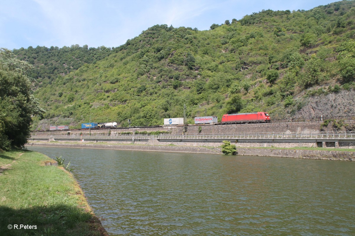 185 314 zieht ein Container/Wechselpritschenzug bei ST. Goarshausen. 18.07.14