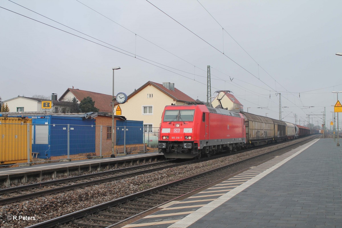 185 316-7 mit einemGüterzug nach Österreich in Obertraubing. 20.02.14