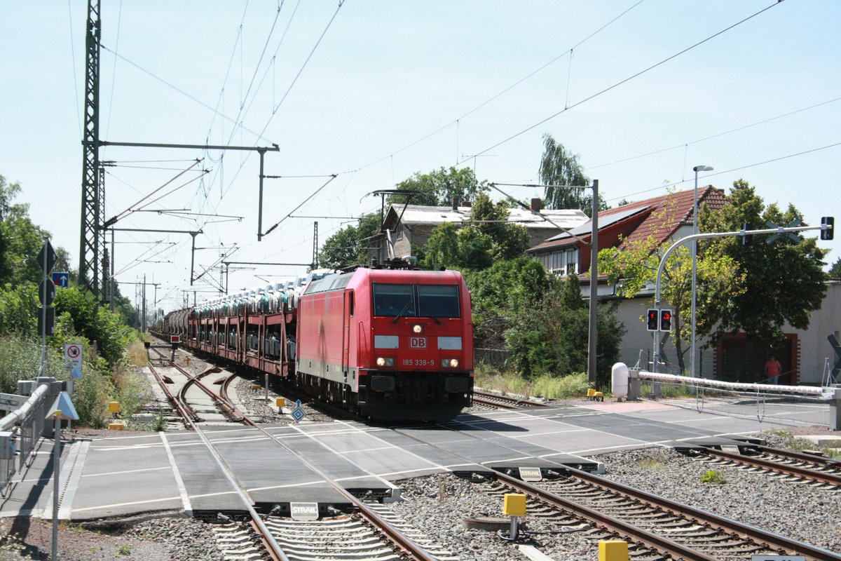 185 339 mit einen G�terzug bei der durchfahrt in Niemberg am 30.7.20