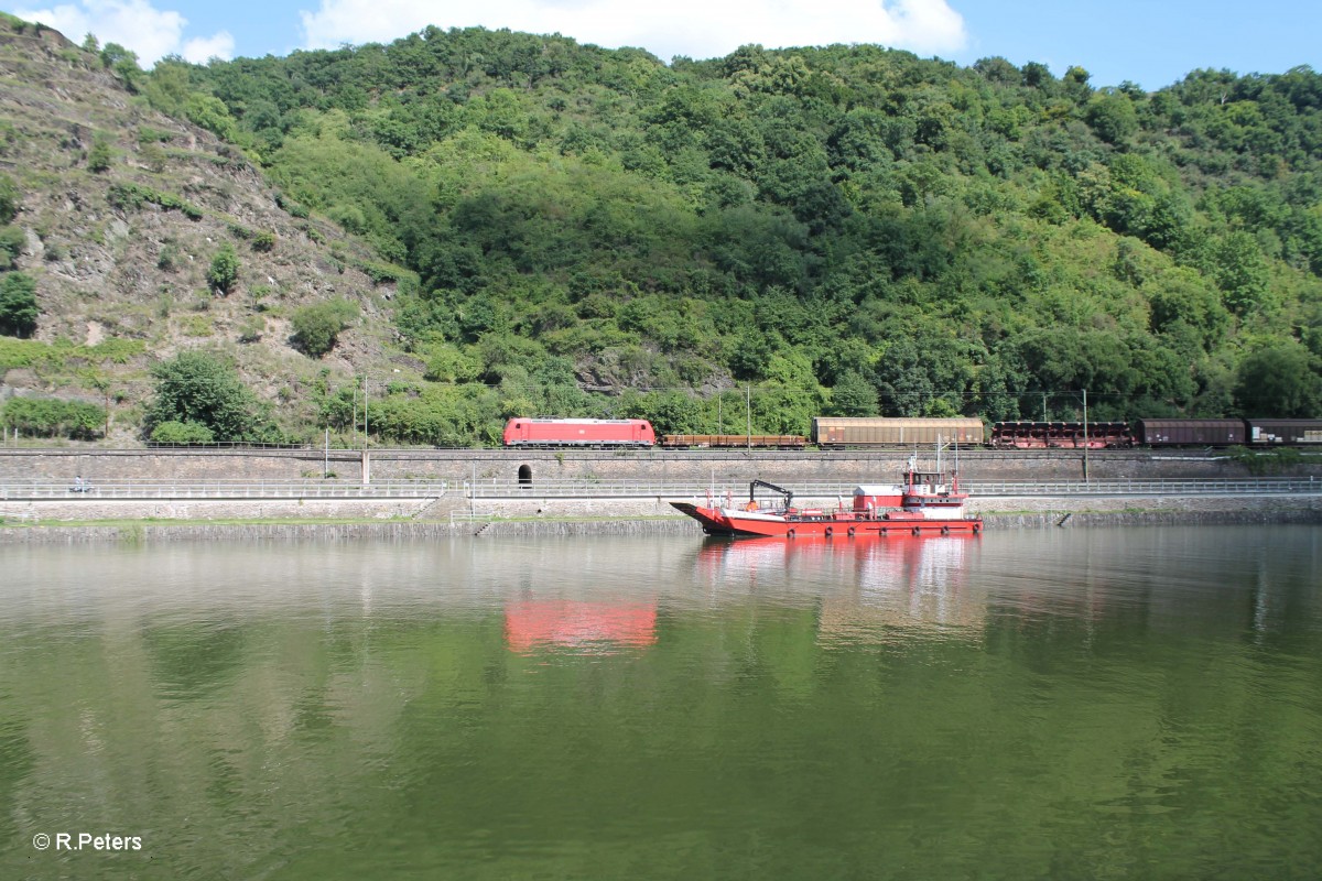 185 346-4 hat den Loreley Tunnel mit einem gemischten Güterzug verlassen und erreicht gleich St. Goarshausen. 16.07.14