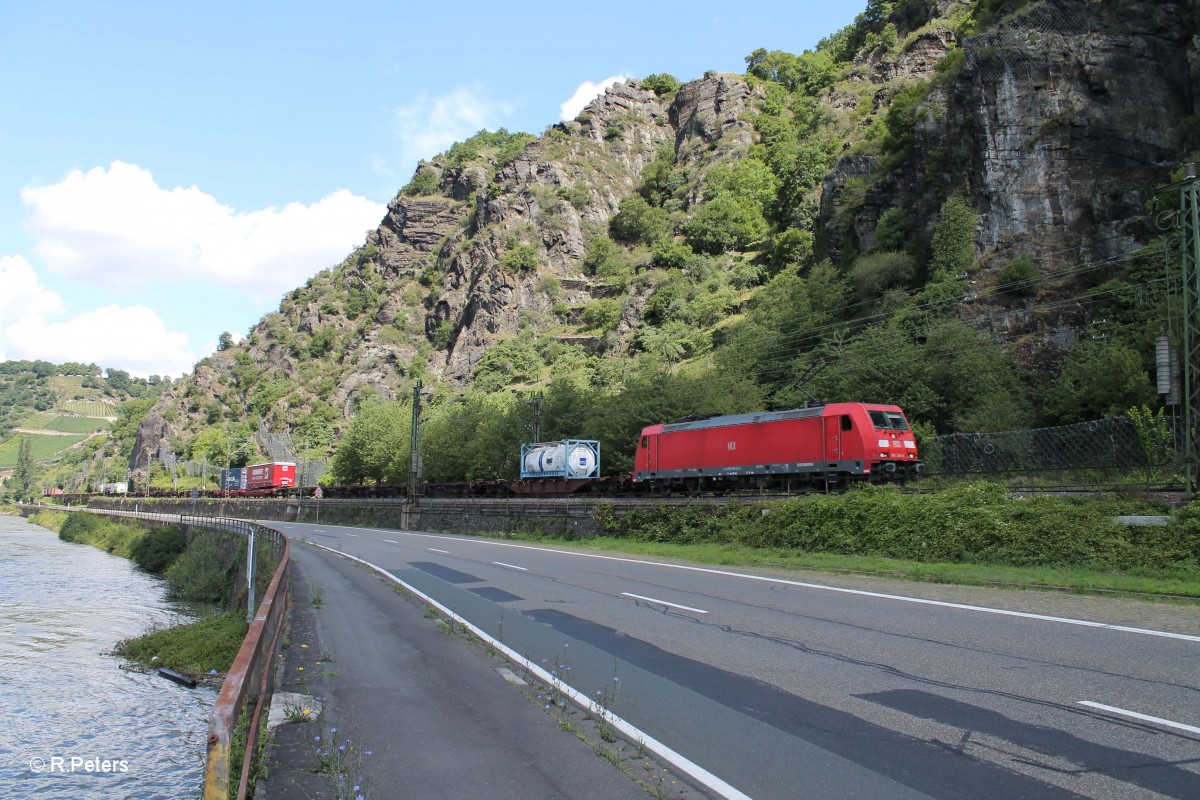 185 346-4 mit einem Wechselpritschenzug kurz hinter der Loreley. 15.07.14