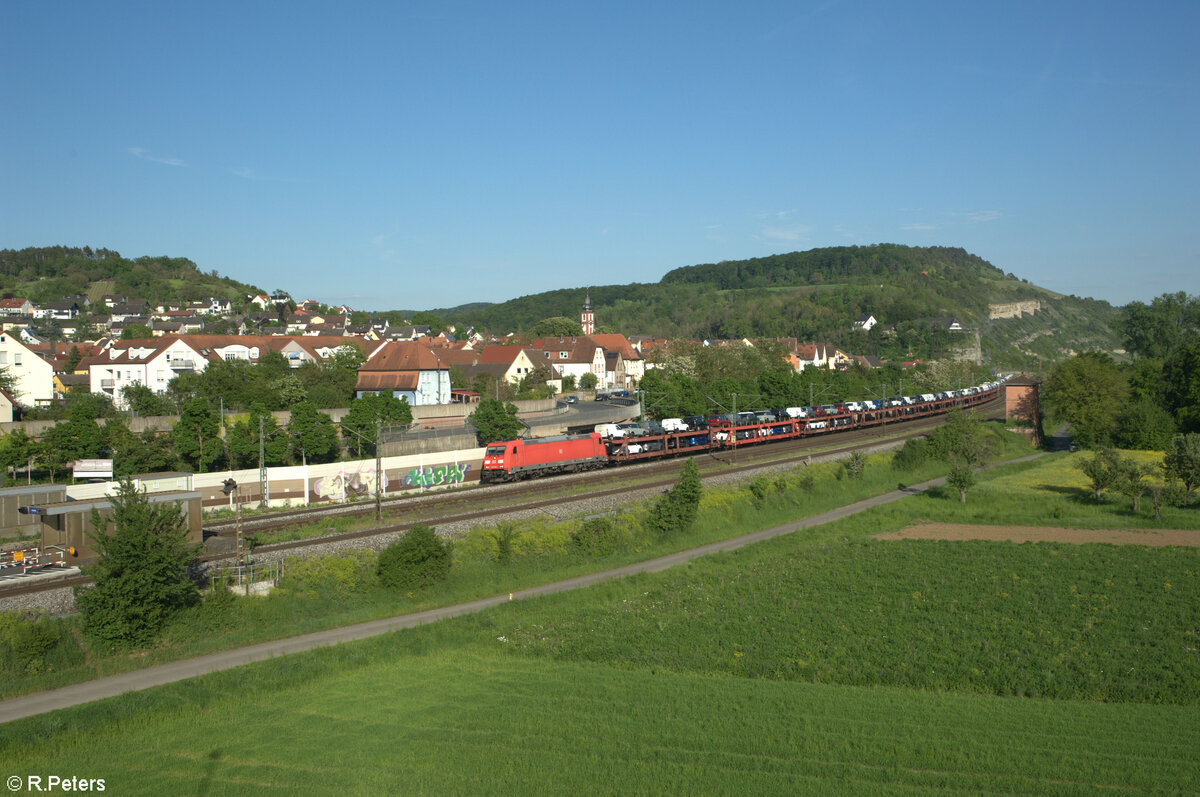 185 346-4 zieht mit einem Autotransportzug durch Retzbach-Zellingen. 11.05.24