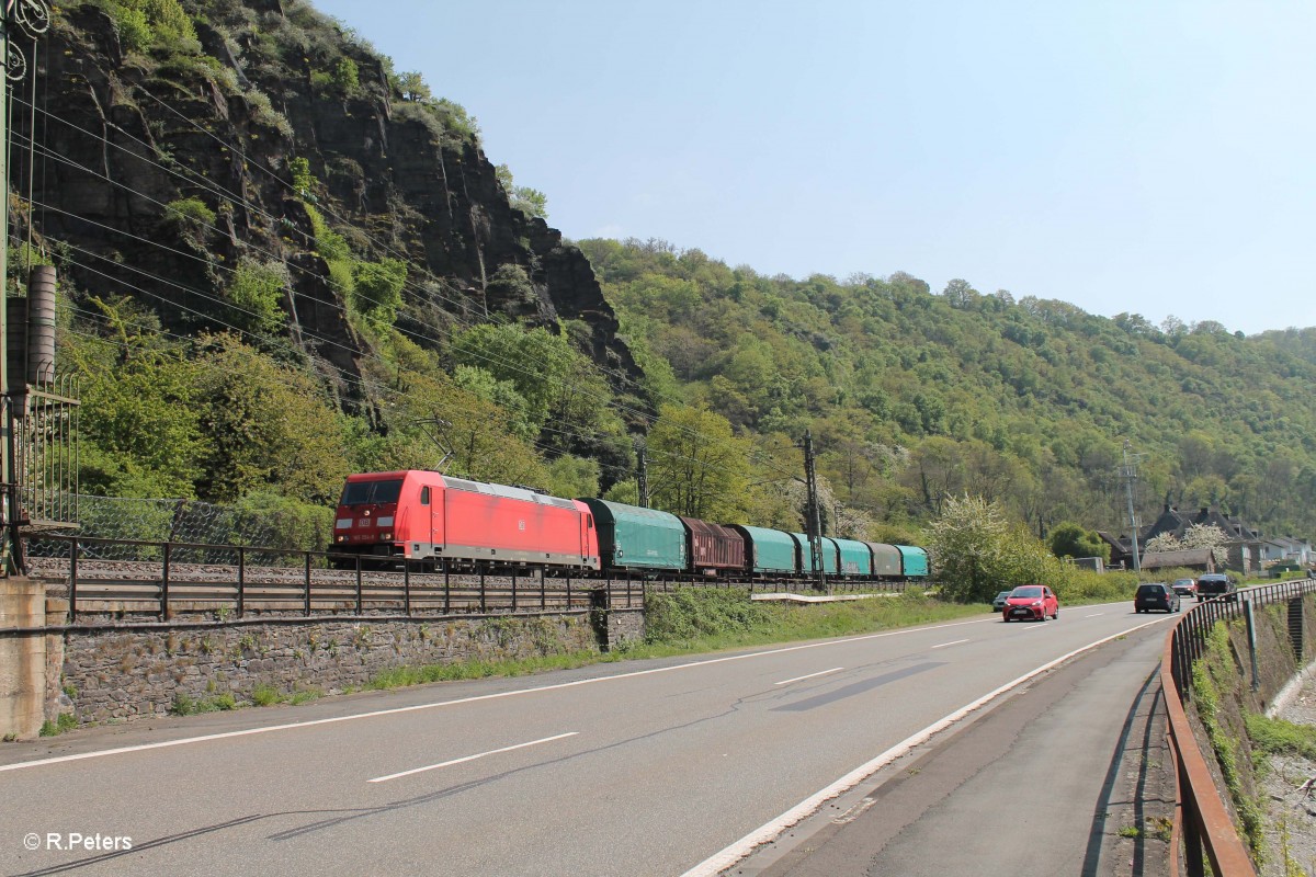 185 354-8 mit einem Coiltransportzug kurz vor der Loreley. 22.04.15