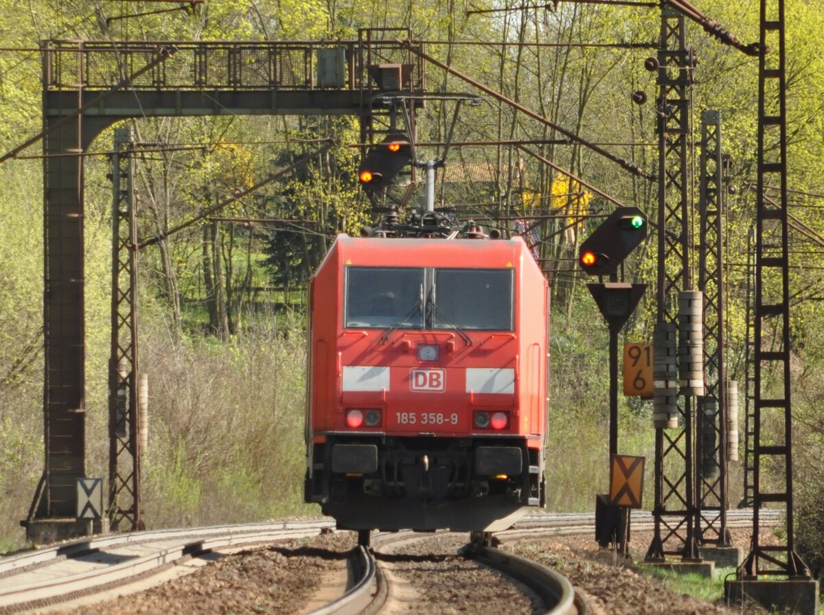 185 358-9 Solofahrt in Ulm aus besonderer Perspektive am 07.04.2011.