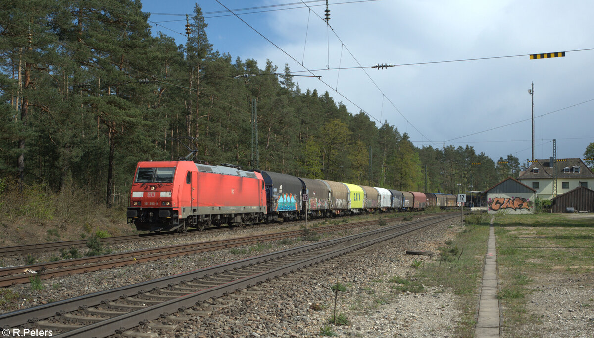 185 358-9 zieht mit dem gedeckten Güterzug durch Ochenbruck. 18.04.24