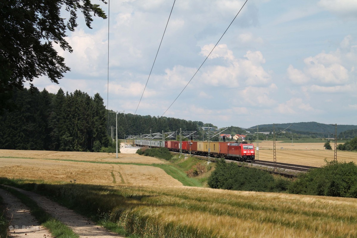 185 360-3 zieht ein Containerzug bei Dettenhofen. 23.07.14