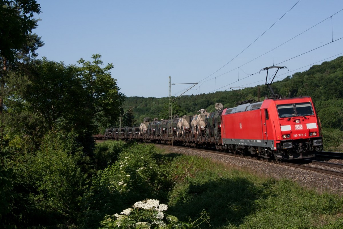 185 372 mit einem Militärzug gen Saalfeld in Saaleck