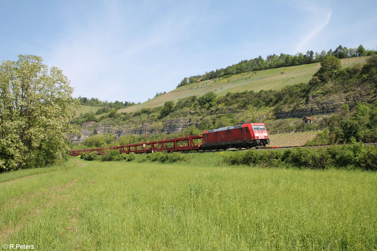 185 377-9 zieht mit einem leeren Autotransportzug bei Himmelstadt gen Süden. 11.05.24