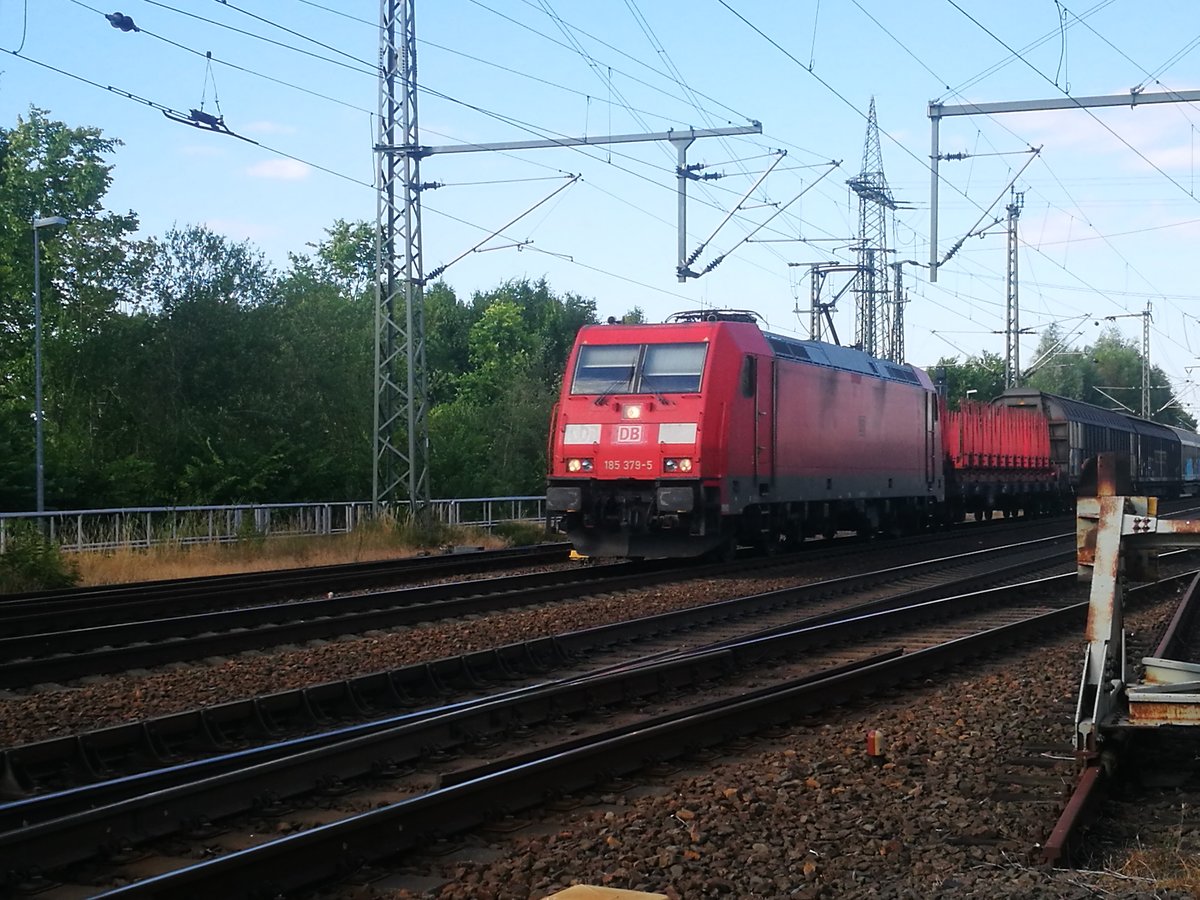 185 379 mit einem G�terzug bei der Durchfahrt in G�sen (b Genthin) am 6.7.18