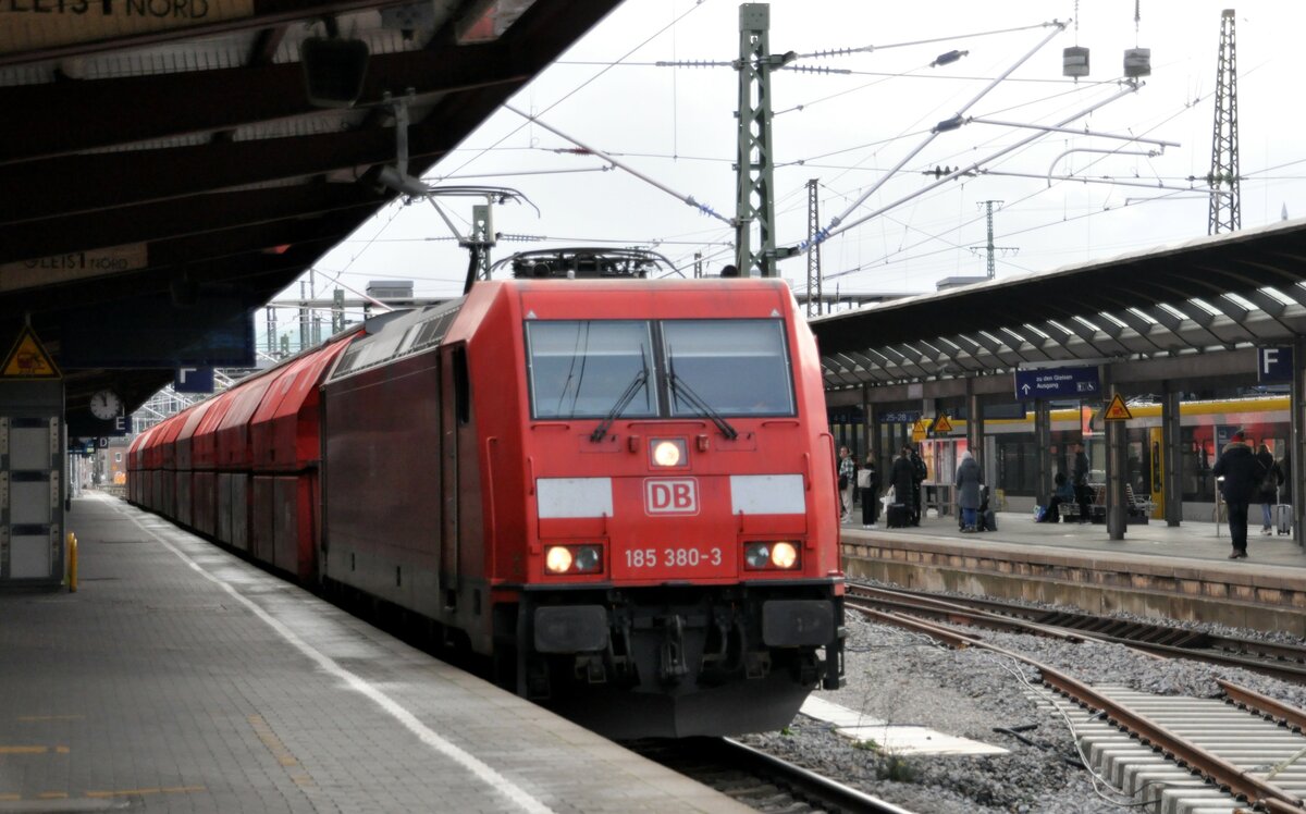 185 380-3 mit Kalkzug in Ulm am 20.11.2022.