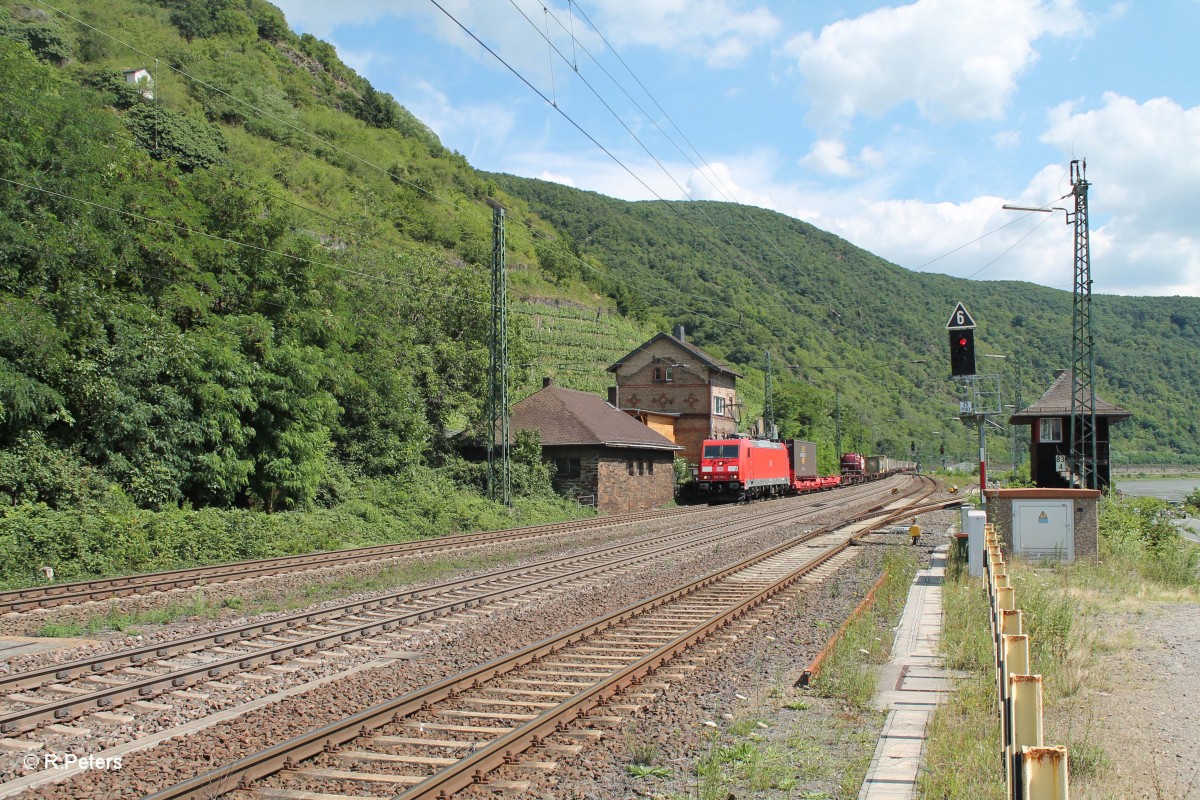 185 395-1 fährt mit einem Wechselpritschenzug in Kaub ein. 15.07.14