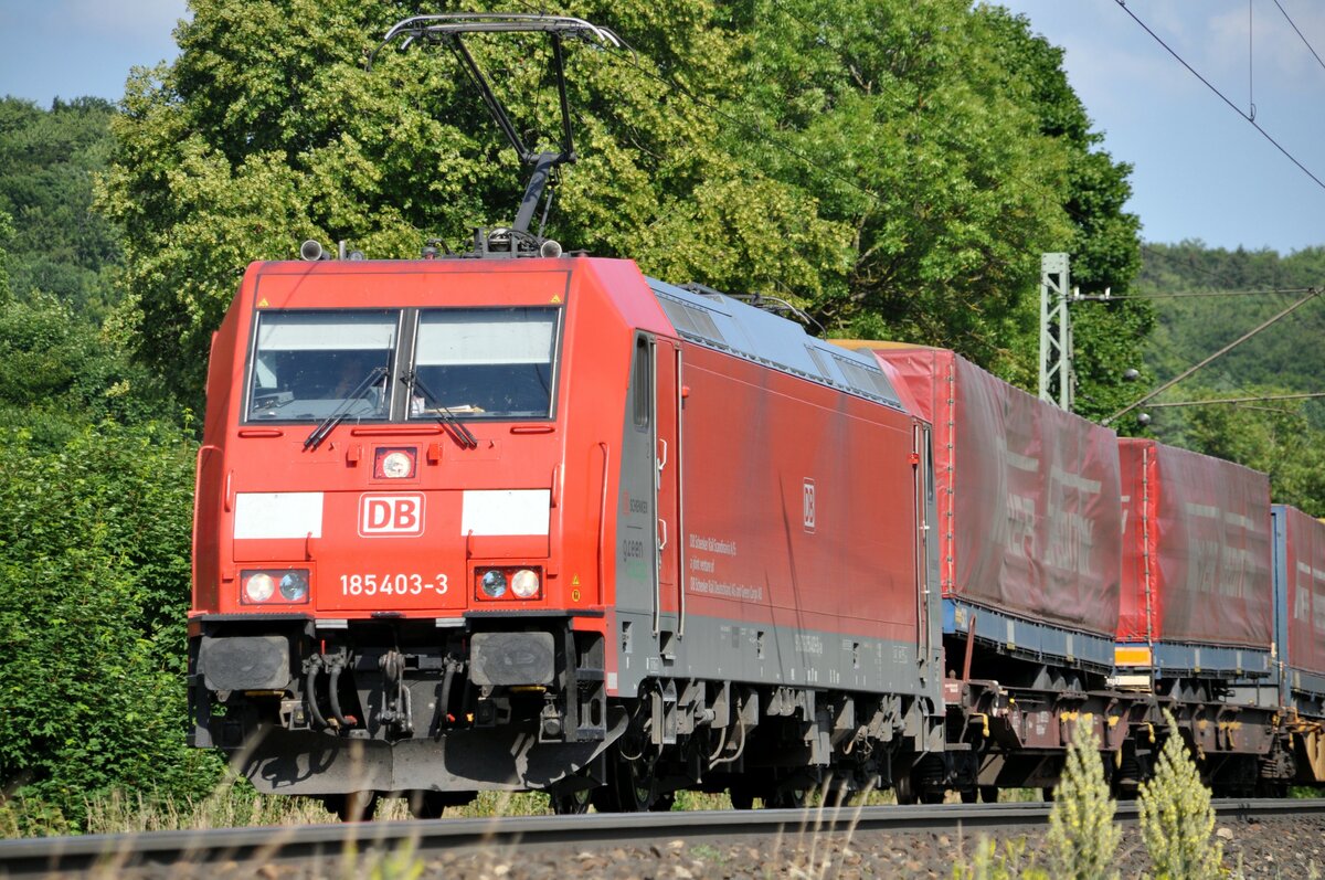 185 403-3 Schenker green mit Winner Sattelauflieger bei Amstetten am 26.06.2012.
