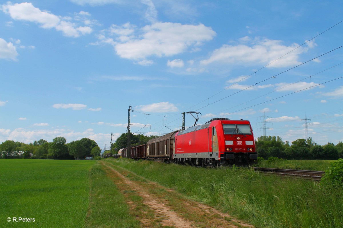 185 403-3 zieht bei der Netztrennstelle bei Bischofsheim einen gemischten Gterzug.15.05.15 