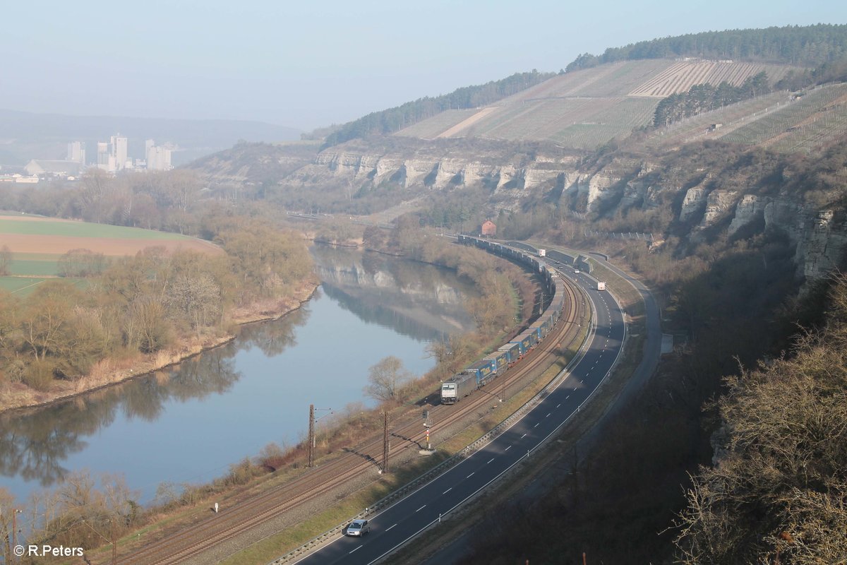 185 418-3 zieht Wechselpritschen LKW-Walter von Wanne-Eickel nach Wien zwischen Karlstadt und Himmelstadt. 16.03.17