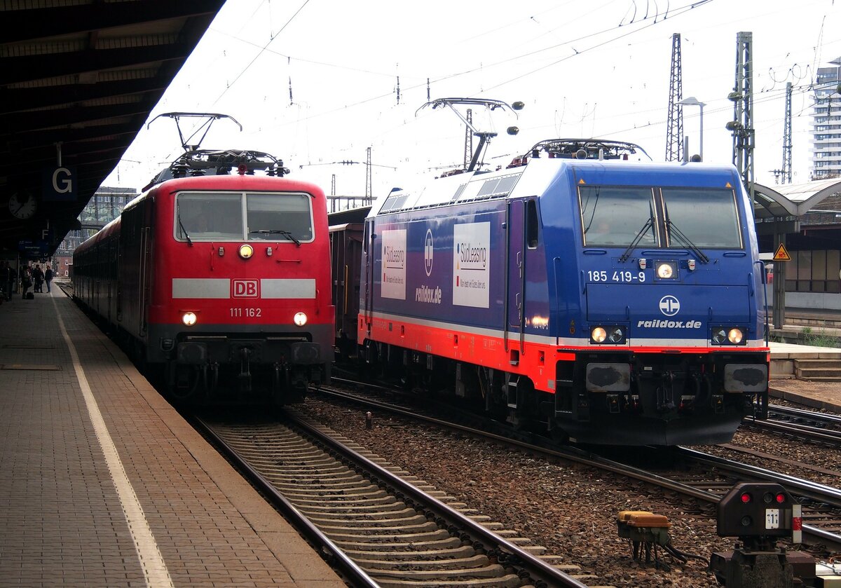 185 419-9 von raildoxmit G�terzug und 111 162 mit Nahverkehrszug in Ulm am 23.09.2014.