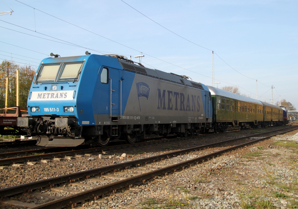 185 511-3+P-Zug und 745 702-1 abgestellt am 01.11.2014 in Rostock-Bramow.Spter ging es als Sonderzug von Warnemnde zurck nach Hamburg-Waltershof.