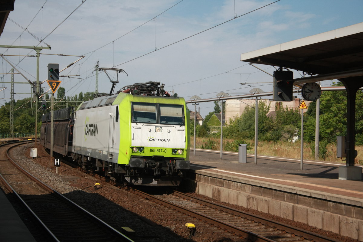 185 517 von Captrain mit einen G�terzug bei der durchfahrt im Bahnhof Wei�enfels am 6.7.19
