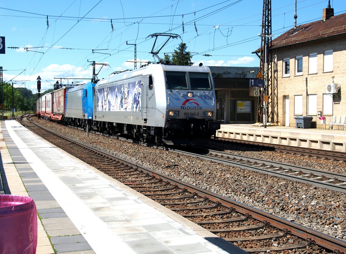 185 540-2 TX Logistik mit Namen  Oma Liesel  und 185 521-2 mit Mars Containerzug in Amstetten am 12.06.2020.