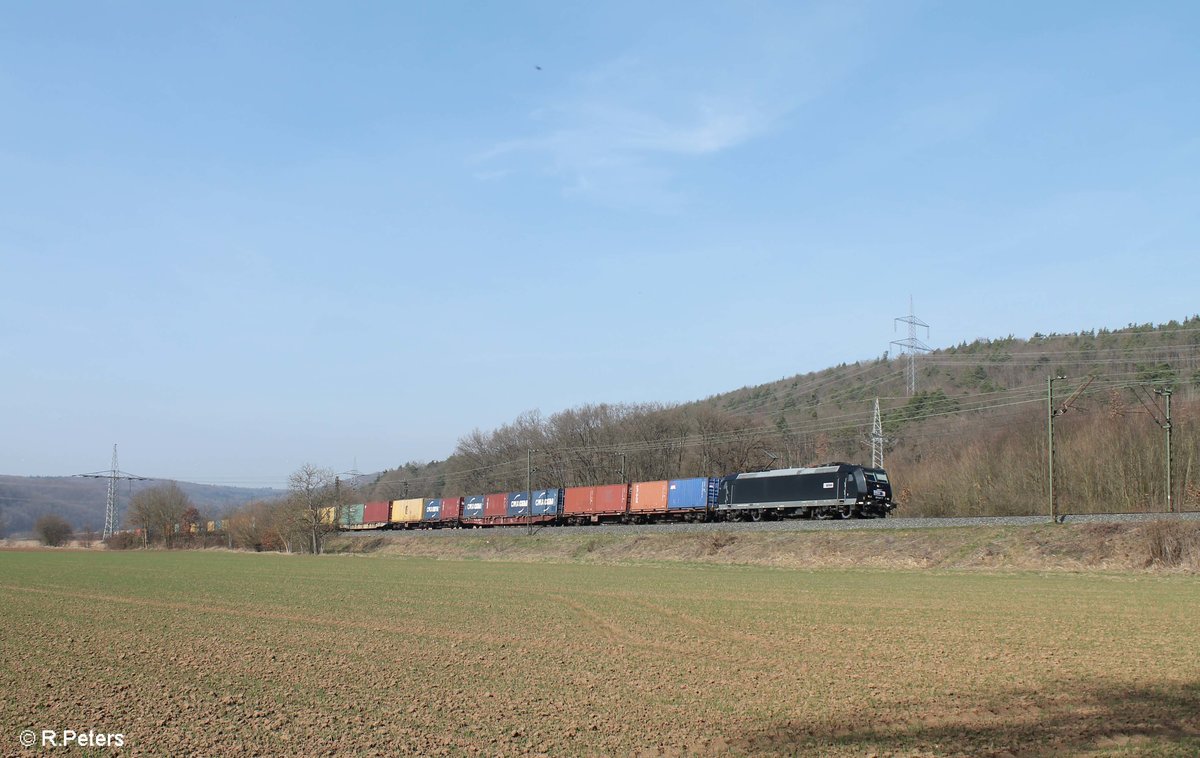 185 547-7 zieht bei Harbach ein Containerzug gen Süden. 16.03.17