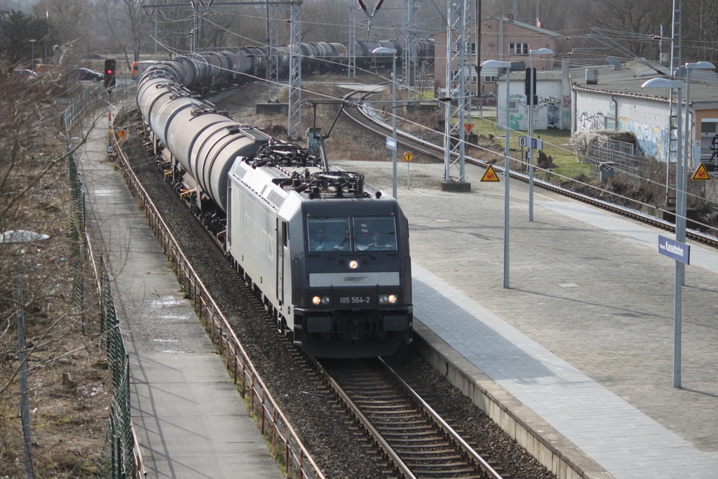 185 564-2 mit Kesselwagen auf dem Weg nach Rostock-Seehafen bei der Durchfahrt im Haltepunkt Rostock-Kassebohm.03.03.2017