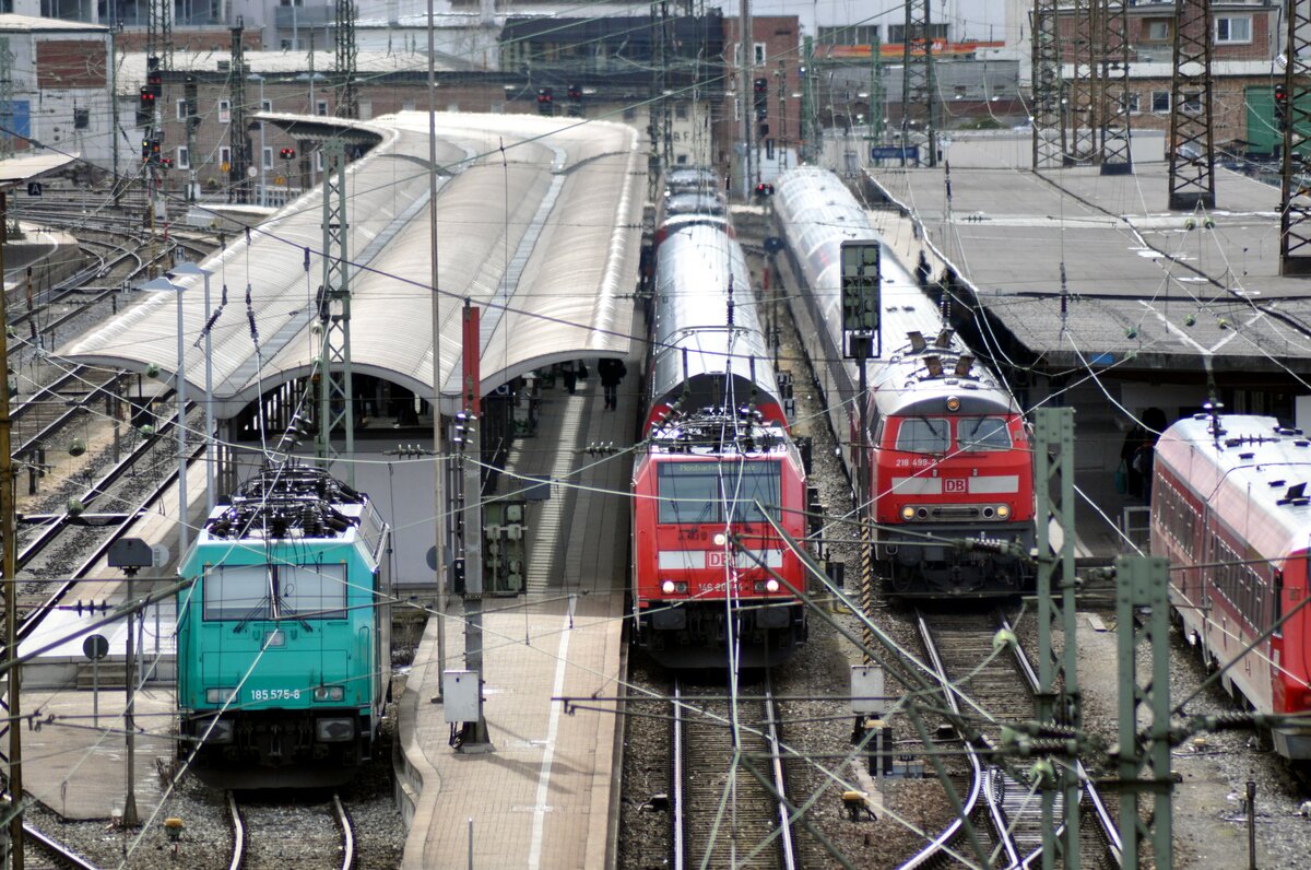 185 575-8 und 146 208-4 und 218 499-2 in Ulm m 26.02.2010.