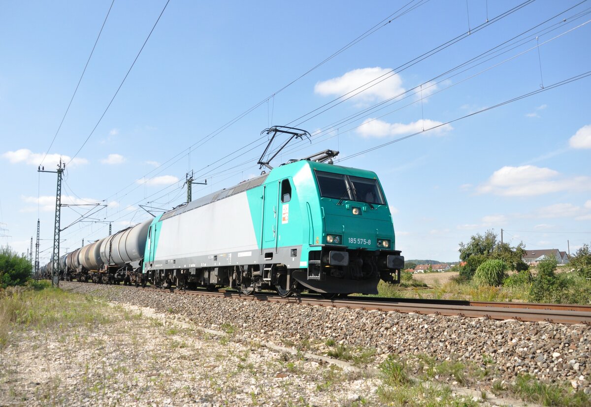 185 575-8 von HGK mit Kesselwagenzug in Neu-Ulm Pfuhl am 15.09.2011.