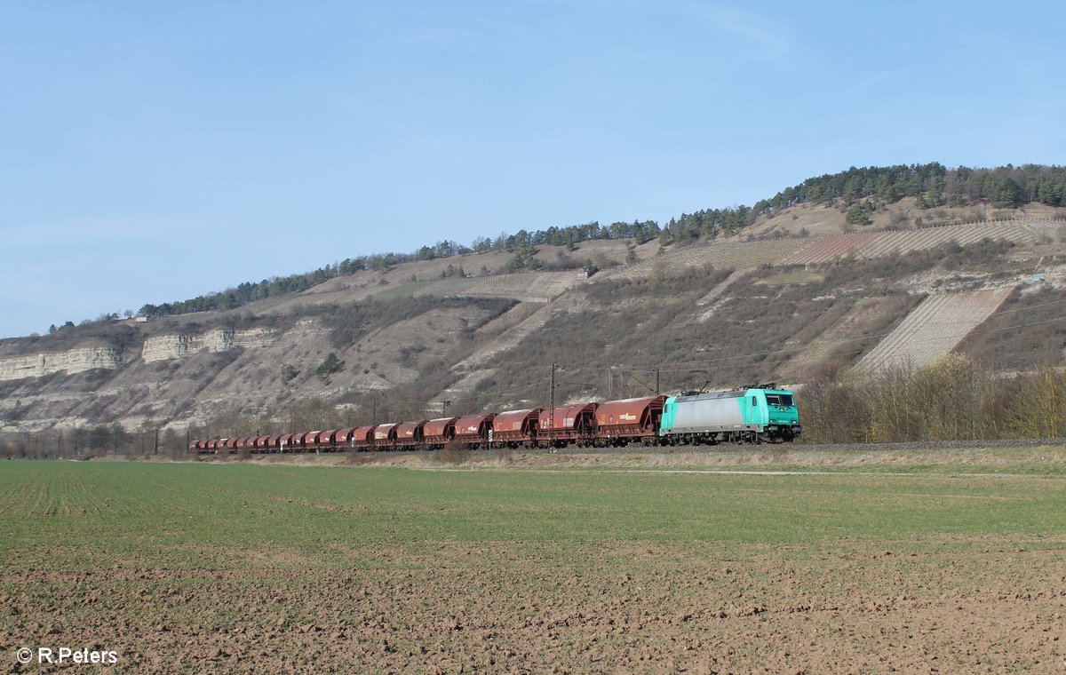 185 575-8 zieht ein Getreidezug gen Süden bei Thüngersheim. 16.03.17