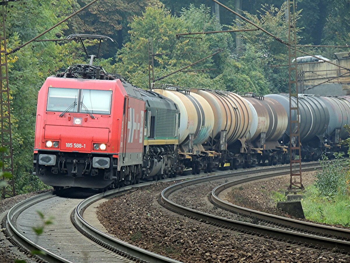 185 588-1 HGK 2056 und Class 66 HGK mi Kesselwagenzug in Ulm am 08.10.2013.